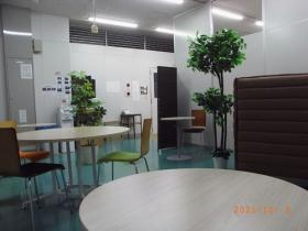 従業員のほっと一息つける休憩室でフリードリンクあります