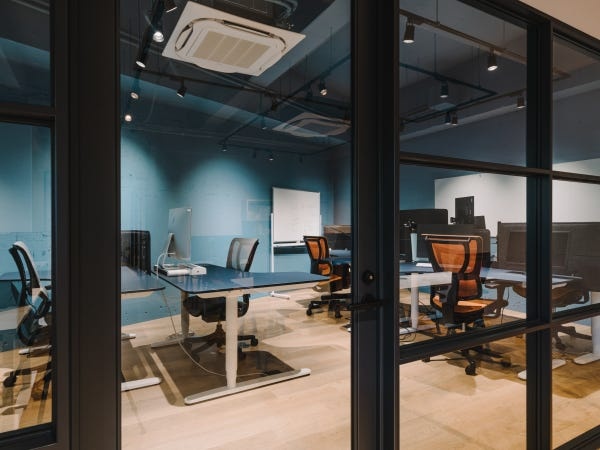 エンジニアリングルーム | 落ち着いたトーンの防音の開発室です。集中して業務を行なっていただけます。（福岡オフィス）