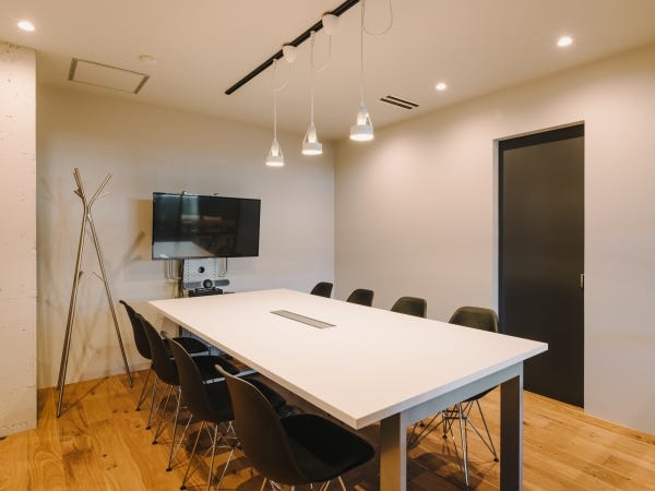 会議室 | 白を基調とした明るい会議室です。壁面にホワイトボードを完備。（福岡オフィス）