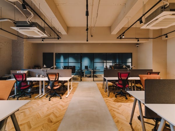 執務スペース | 開放感のある広々とした執務スペースです。全席リクライニングチェア完備。（福岡オフィス）