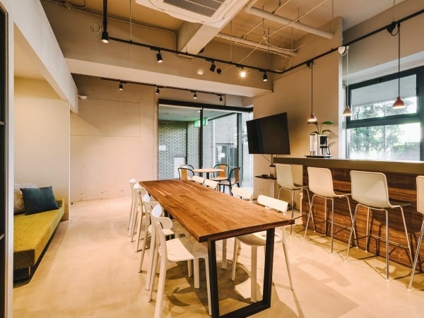 カフェスペース | ミーティングやランチ、カフェ、社内イベント用のスペースです。（福岡オフィス）