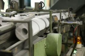 トイレットペーパーを製造している家庭紙加工工場