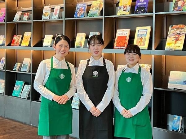 『Book&Cafe』は、多彩な本とスターバックスのコーヒーでお客様をお迎えするお店。お客様にとって、心地良い空間を提供しています。