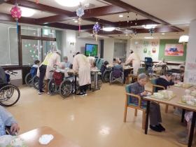 食堂（食事介助風景）