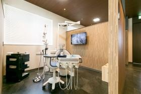 落ち着いた半個室の診療空間は新型コロナ対策も万全です