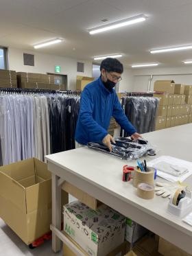 物流部による商品出荷の様子