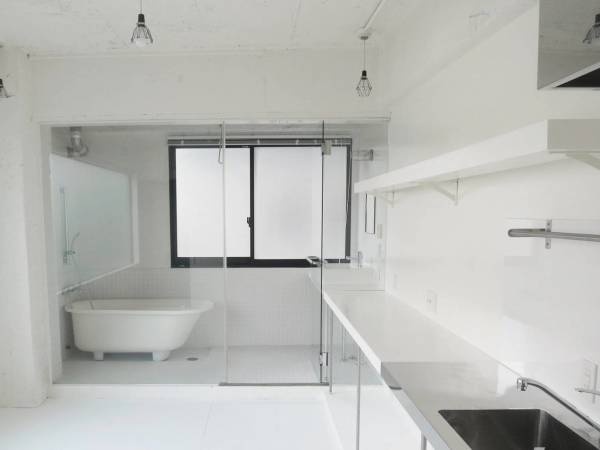 社内でPCと向き合う事務作業だけでないのがスマイエで働く魅力の１つ。物件の写真撮影や家主様宅へ書類を届けたりが気分転換になります。