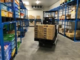 冷蔵倉庫内作業風景