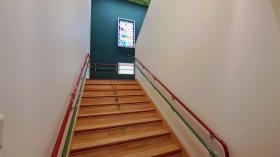 ステンドグラスが特徴的な階段です。