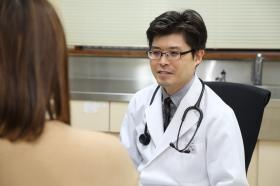 診察室での院長です。