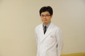 院長（半身）です。