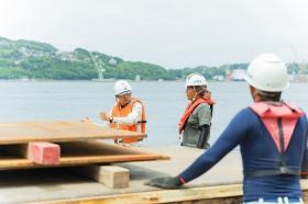 勤務中は真面目に緊張感を持って取り組んでいます。