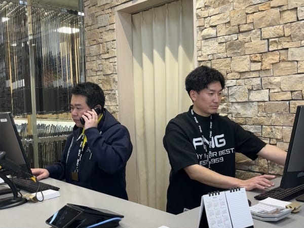 【ご来店】事前にご予約いただいたお客様が来店され、受付対応を行います。