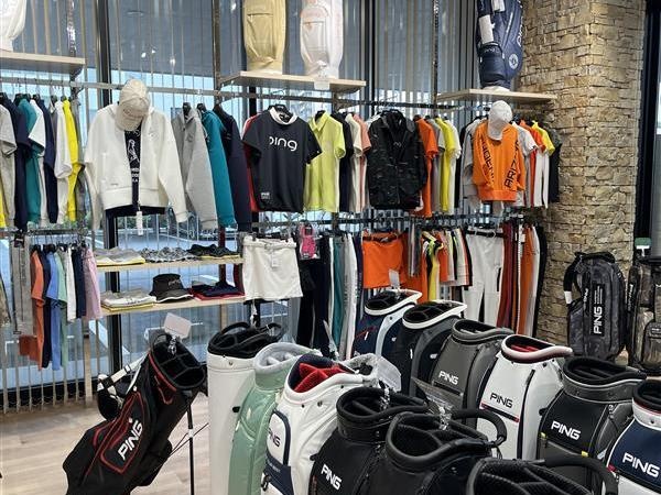 クラブの他、アパレルやバッグ、アクセサリーまで、多彩な製品を販売しています！