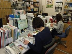 営業所の事務スペース（配送／営業職、事務職の少人数で運営）２