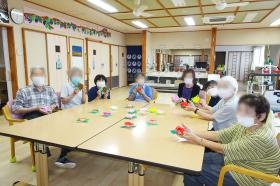 介護予防教室で作品作り