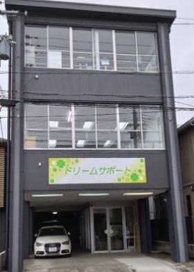 ２階に作業室と休憩室があり、３階に事務所が有ります。