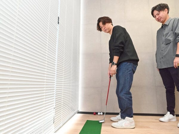 オフィスではパター練習でリフレッシュ！和やかな雰囲気が魅力です♪