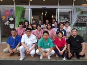 集合写真、前から先生方、歯科衛生士さん