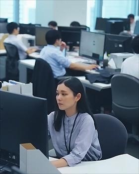 広々としたデスクで、効率的に開発できるように配慮しています