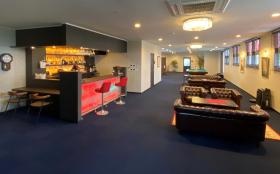 バーカウンター、ビリヤード、露天風呂、カラオケルームなどあり