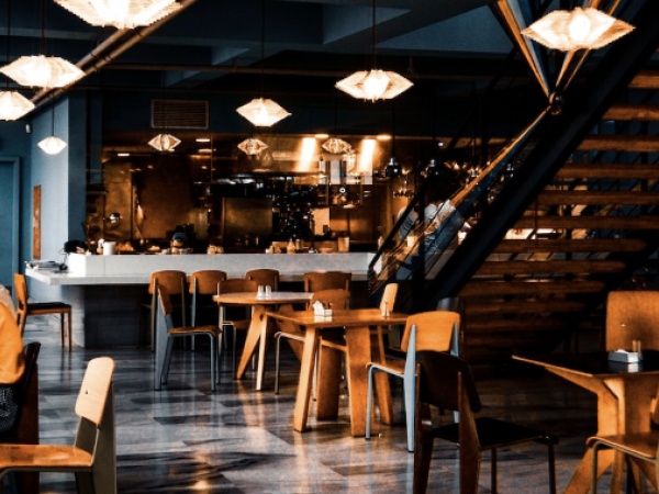 20年以上 ホテル、レストラン、ウエディングを中心とした不動産開発、事業推進の経験から、企画を素晴らしくする、地に足のついた運営を実現します