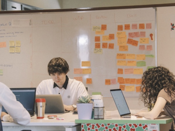 クライアントである様々な企業とプロジェクトを組み、ともに汗をかき、更に高みをを目指し語り合っていきます