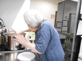 お料理の得意なご入居者様がお夕飯の準備を手伝ってくださいます