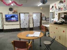 フロアは飾りつけで華やかに！風通し中の居室はカーテンで配慮！