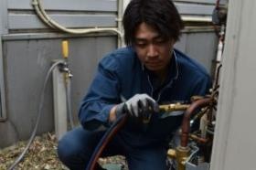 エスディ・メンテナンスで働く若手と仕事風景です