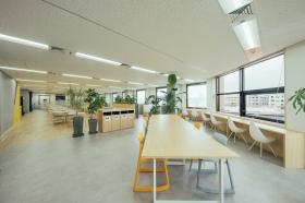 広々とした休憩室で空いた時間には自学スペースとして活用可能