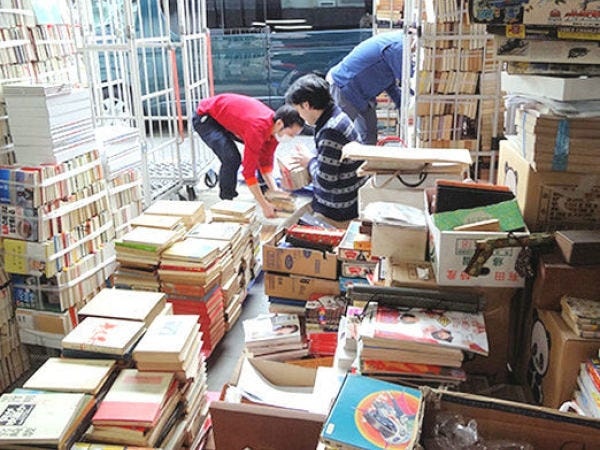 買い取ってきた品物を仕分けるスタッフ。当店では年間数百件の出張買取に伺っております！