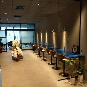 ２０２２年５月に移転。バーカウンターもあります。