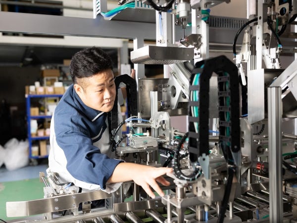 【手に職もつく！】フォークリフト、クレーン運転特別教育、フルハーネス教育など、業務に必要な資格取得は全額会社負担します。