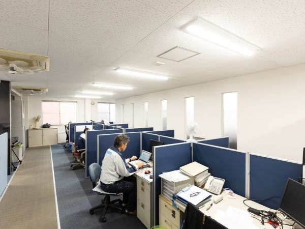 【歓迎会も予定！】本社では1人ひとりのスペースが広く取られています。20～60代まで幅広い年代が活躍中。あなたの歓迎会も開催する予定ですよ。