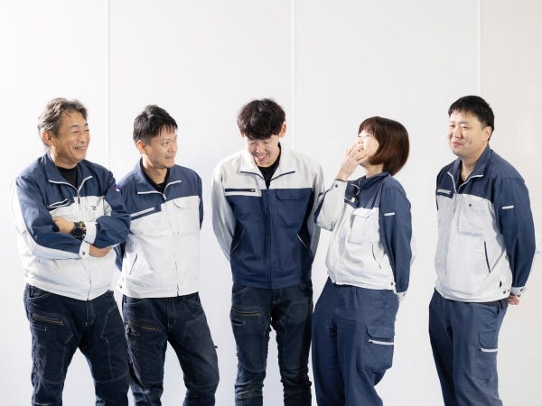 【人が良い！】業務はチーム単位で動きますし、みんな雑談を交えながら楽しく働いています。休憩時間や退勤後にオンラインゲームを楽しむ社員も。