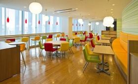 ランチタイムも明るく広々した空間です