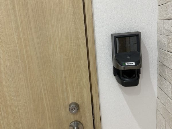 指紋認証システムを利用した電気錠です。様々な個人情報を扱うためセキュリティ対策も行っております。