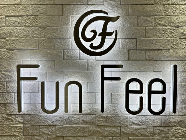 新宿三丁目C7出口から徒歩5分。賑やかな場所にありますが各方面からのアクセスは抜群。