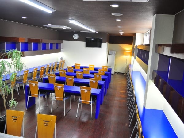 休憩室です。冷暖房、電子レンジ、冷蔵庫完備です。同僚とおしゃべりする方も、一人でゆっくりする方もいらっしゃいます。