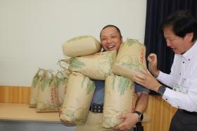 優秀社員表彰、無事故者には米１５ｋｇを授与！