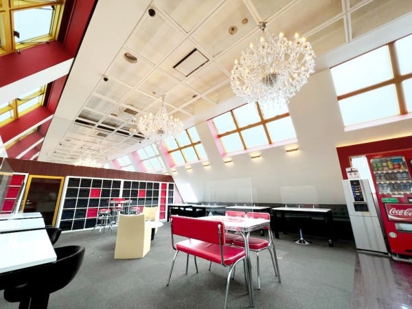 本社7階の休憩スペースです。手作りサラダやお味噌汁が無料で提供されます。リフレッシュして午後の業務に臨みます！