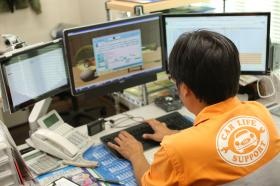 事務所内でのマルチモニターでの仕事風景