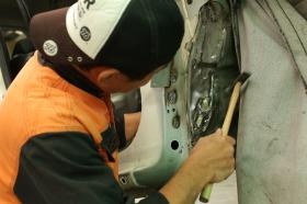 板金作業の様子