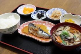 デイサービスの食事です。一人ずつお膳で用意しています。