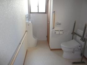 利用者様用トイレは３カ所、職員用トイレは１カ所あります。