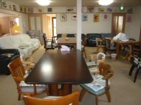 デイサービスのフロアです。ソファーやベッドがたくさんあります