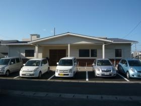 外観及び送迎車です。送迎はワゴンＲやヴィッツなどを使用します