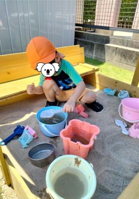 お庭に砂場も設置していて、近くに水道もあります。