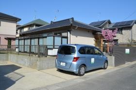 子どもの飛び出し防止のフェンスに囲まれた庭付きの平屋です。